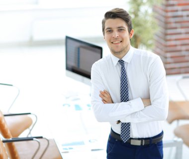 Kendine güvenen genç işadamı office arka plan üzerinde