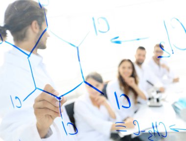 şeffaf yönetim kurulu ile görüntüleyin. bir bilim adamı bir raporu yapar.