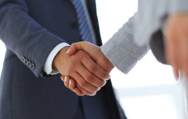 Beyaz arka planda izole edilmiş iş adamları el sıkışıyor
