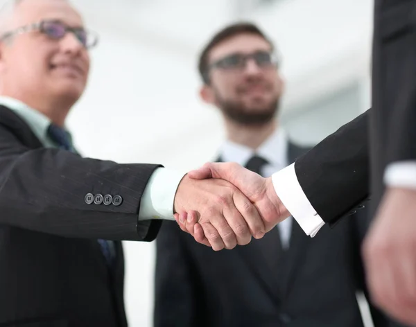 Closeup handshake osvědčený obchodní partnery — Stock fotografie