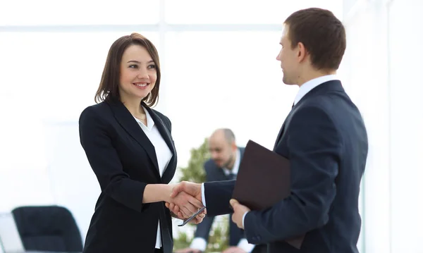 Handshake parceiros de negócios no escritório . — Fotografia de Stock