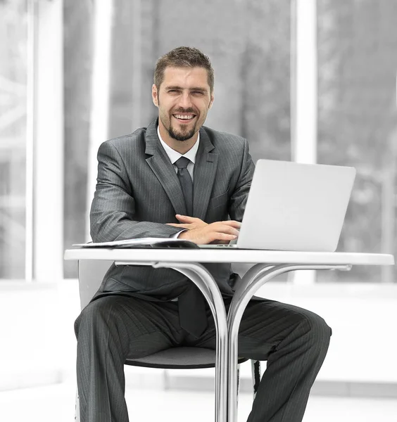Крупним планом. Усміхнений бізнесмен працює з ноутбуком — стокове фото