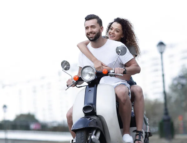 Feliz pareja alegre montando scooter vintage. Concepto de viaje . —  Fotos de Stock