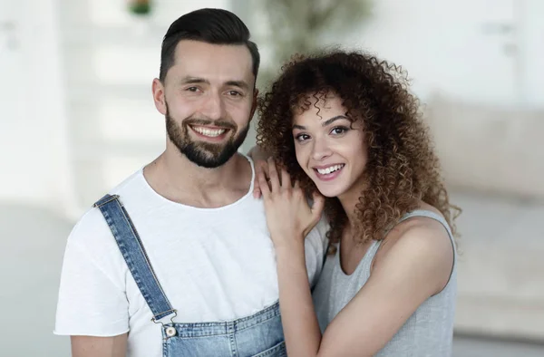 Giovani felici in piedi in una nuova casa — Foto Stock