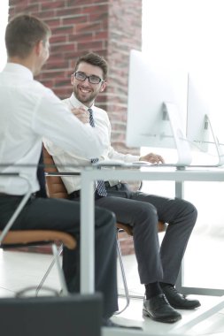 anager şirket çalışanı ile konuşuyor