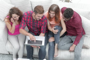 En baştan görüntüleyin. dizüstü bilgisayar video izlerken arkadaşlar