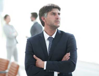 Kendine güvenen işadamı anlamına gelir ve uzak görünüyor.