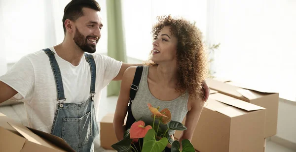 Nygifte som står i ny leilighet – stockfoto