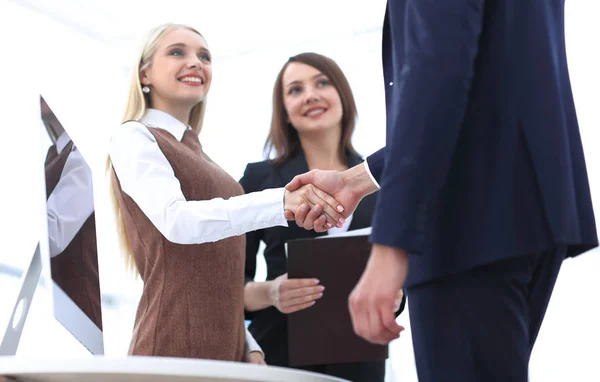 Geschäftskollegen beim Händeschütteln nach erfolgreicher Präsentation. — Stockfoto