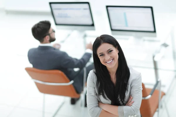 Mujer de negocios exitosa en el fondo de un lugar de trabajo moderno —  Fotos de Stock