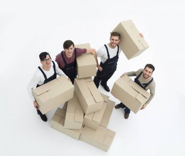 Beyaz zemin üzerine karton kutular erkeklerle teslim.