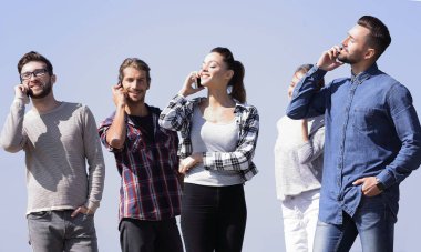 onların akıllı telefonlar üzerinde konuşurken öğrenci grubu.