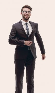 Kendine güvenen işadamı ileri gider. tam büyüme içinde fotoğraf.