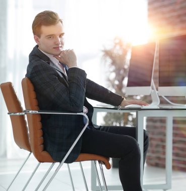 bir masanın arkasında ofiste çalışan