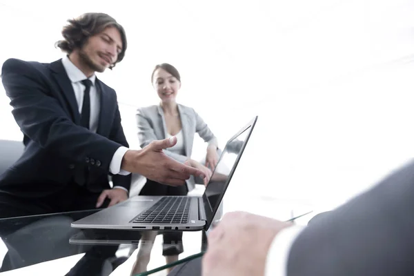 Equipo de negocios trabajando en un escritorio — Foto de Stock