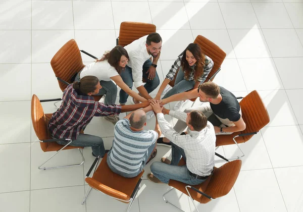 Vista desde la parte superior. equipo de negocios muestra su unidad — Foto de Stock