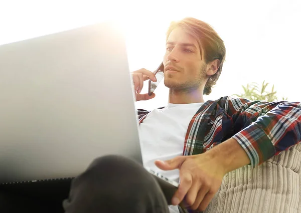 Nahaufnahme eines erfolgreichen Mannes, der mit einem Smartphone spricht — Stockfoto