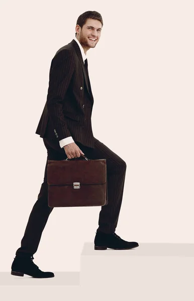 In full growth. a businessman with a leather briefcase walks up. — Stock Photo, Image