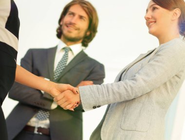 İş adamları geniş pencereli odaya karşı el sıkışıyor