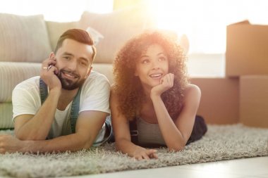 Halı yeni Beijing arka plan üzerinde yatan genç Çift