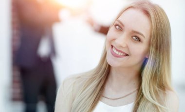 yakın çekim col çerçevede genç bir kadın portresi