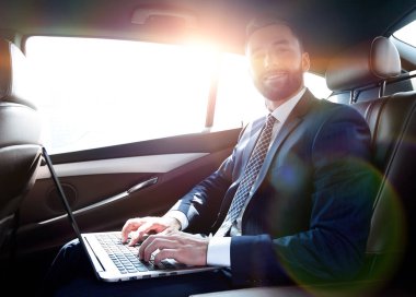 Genç işkadını arabada otururken onu laptop çalışma