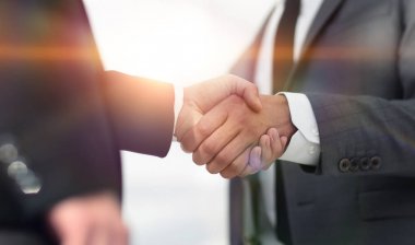 İş tokalaşması ve iş adamları.