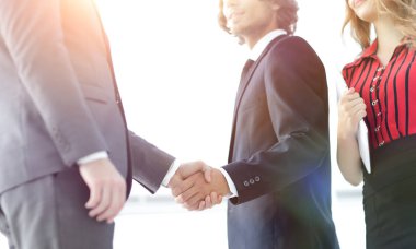 Sonra genç işadamı el işbirliği kabul.