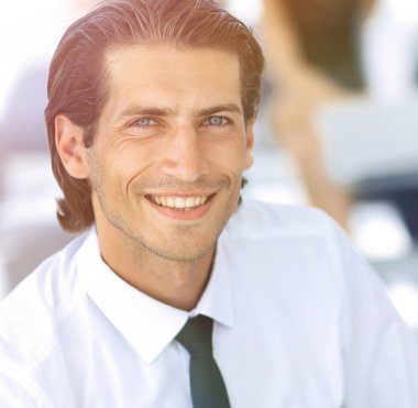 office arka plan üzerinde genç işadamı