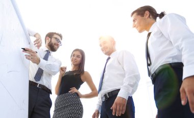 bir şey onun arkadaşları için bir beyaz tahta üzerinde gösterilen iş adamı