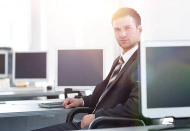 İK Yöneticisi başlamadan önce çalışma gününün modern bir ofiste oturan