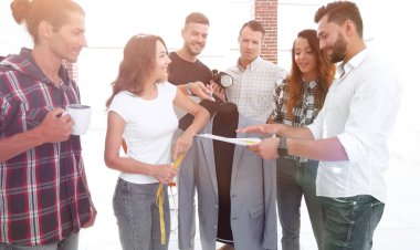 tasarımcılar yeni erkek giyim modelleri ile çalışma