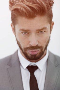 Takım elbise ve kravat takan ciddi bir iş adamı. mavi arkaplan