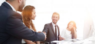 toplantıda işadamları el sallamak