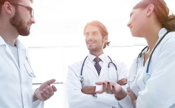 Gruppo di medici che parlano durante la conferenza, vista dal basso — Foto Stock