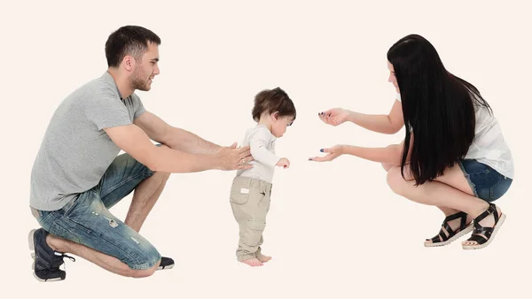 Kleine jongen eerste stappen met de hulp van ouders — Stockfoto