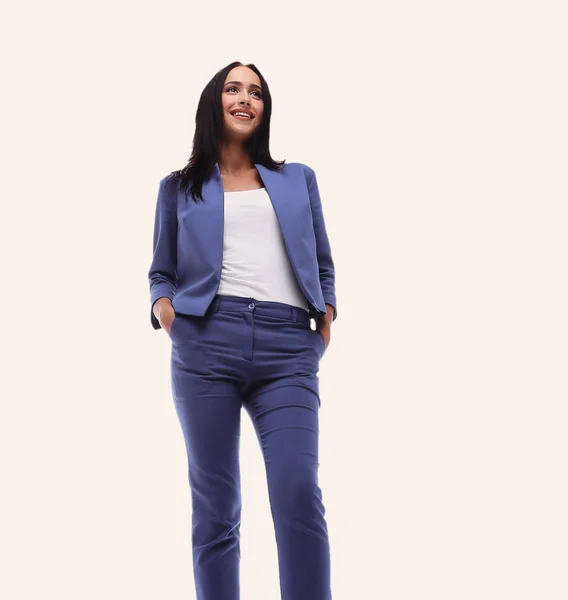 Mujer de negocios moderna sonriendo y de pie sobre un fondo blanco —  Fotos de Stock