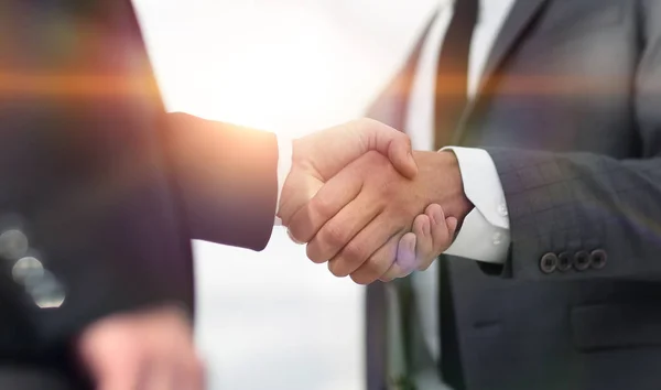 Business handshake e pessoas de negócios. — Fotografia de Stock