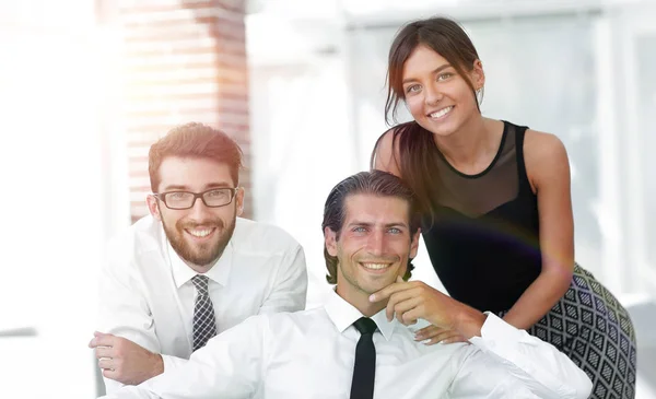 Jeunes collègues d'affaires dans le contexte du bureau — Photo