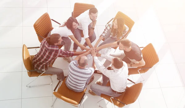 Vista desde la parte superior. equipo de negocios muestra su unidad — Foto de Stock