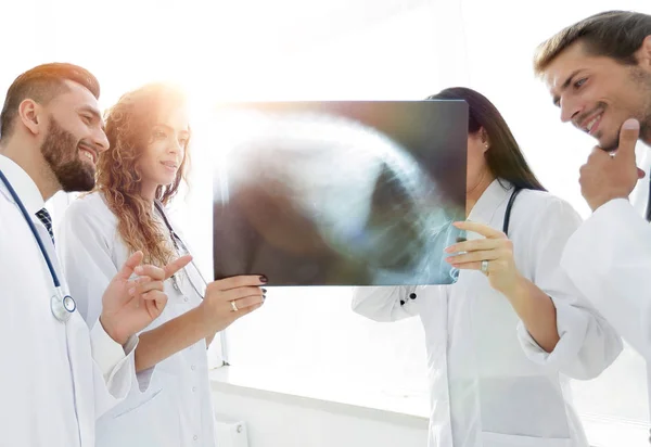 Trabalhadores médicos olhando para os pacientes filme de raios-x — Fotografia de Stock