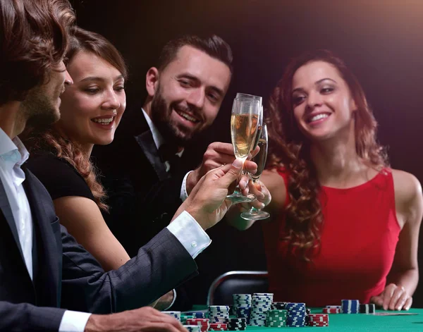 Amici che bevono e festeggiano una notte di gioco — Foto Stock