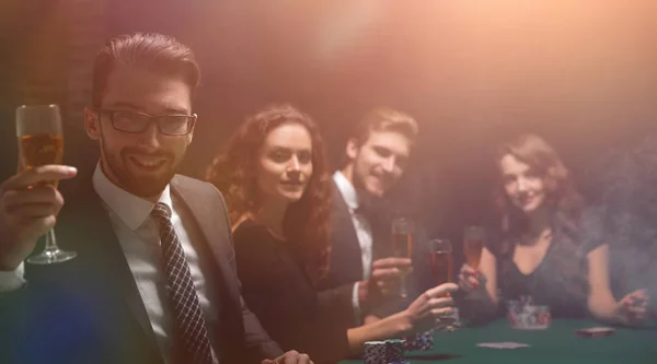 와인을 마시고 식탁에 앉아 있는 포커 선수들 — 스톡 사진