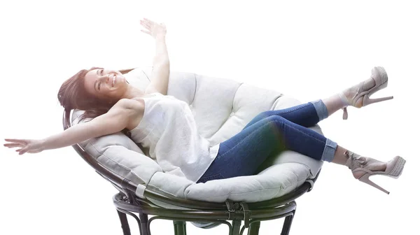Σύγχρονη νεαρή γυναίκα χαλαρώνοντας σε μια στρογγυλή ζεστή μαλακή καρέκλα — Φωτογραφία Αρχείου