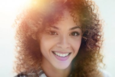 Kıvırcık saçlı güzel bir kadının portresi..