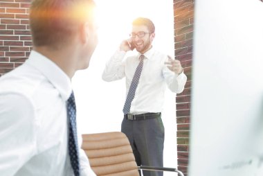 smartphone üzerinde konuşmaya çalışan