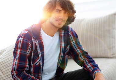 kanepede oturan başarılı yakışıklı olan.