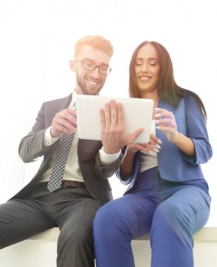 Kendine güvenen bir yönetici, meslektaşıyla bir projeyi tartışıyor.