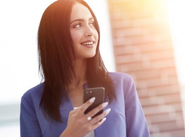 Cep telefonu kullanan bir kadının portresi.