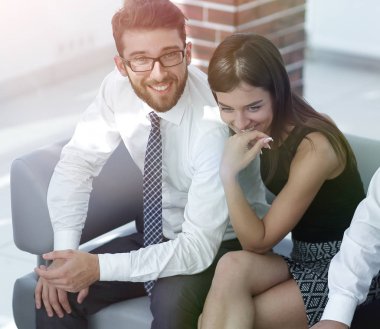 çalışanların ofis lobisinde oturan.